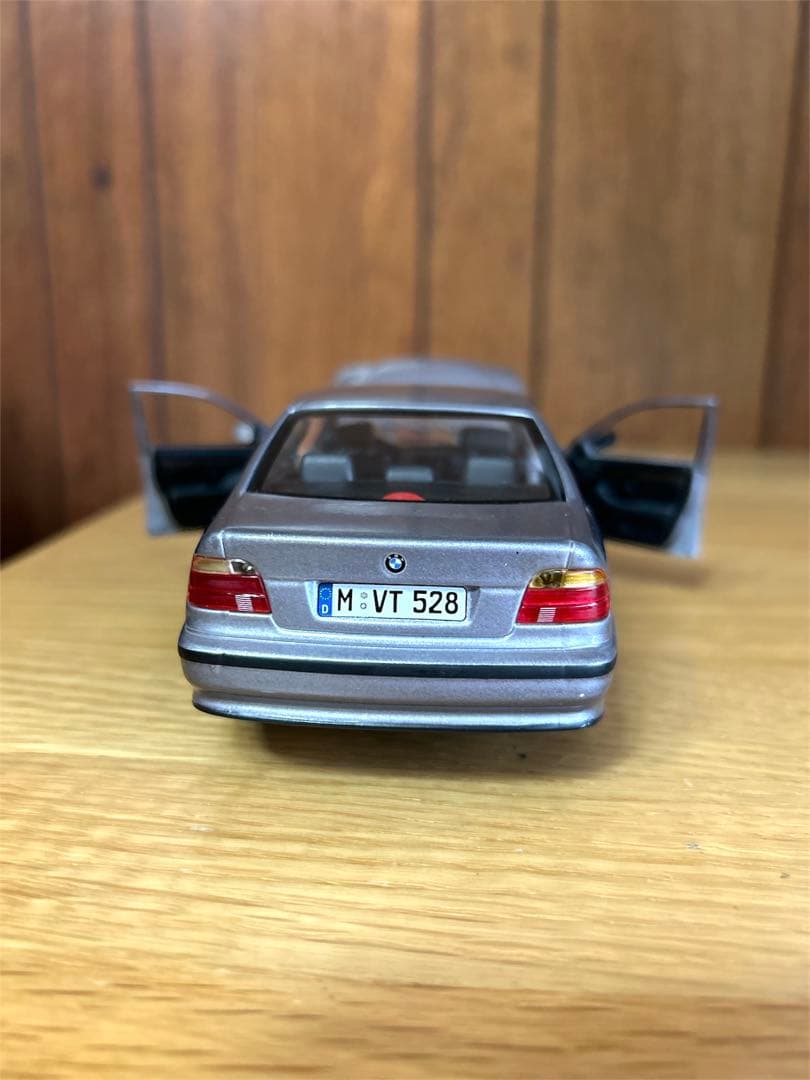 BMW5 シリーズ　エンジン再現　ドア開閉　1／24