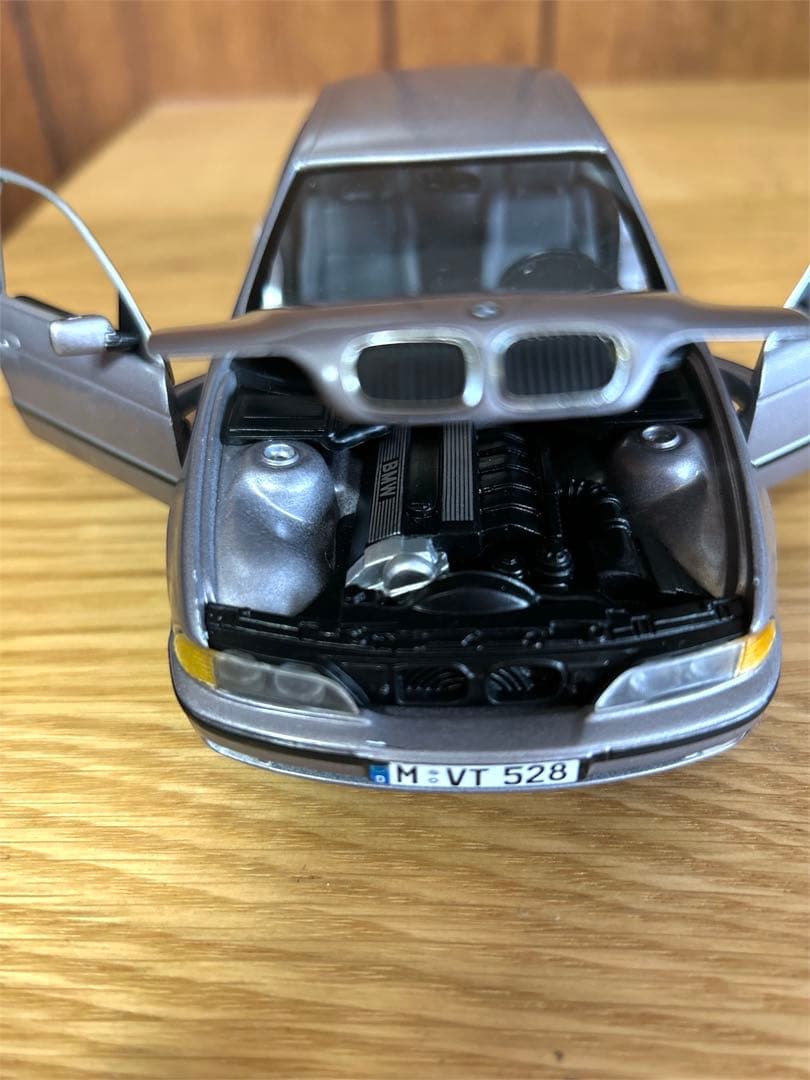 BMW5 シリーズ　エンジン再現　ドア開閉　1／24