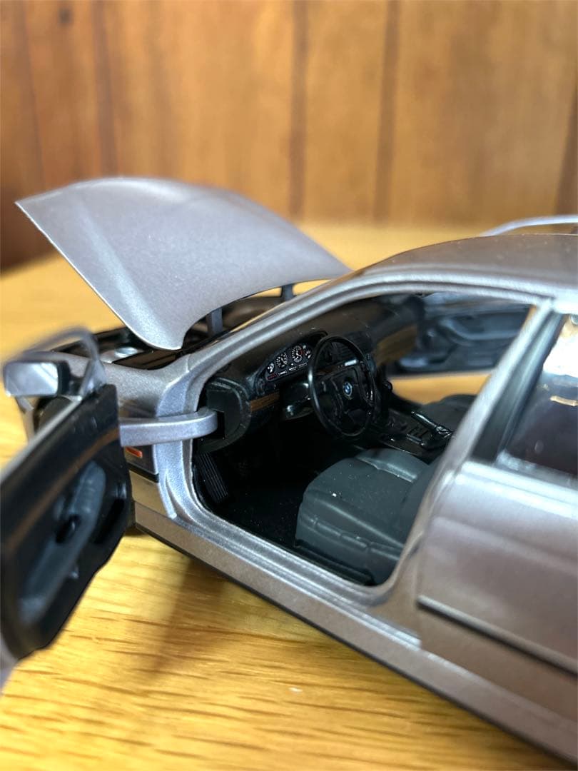 BMW5 シリーズ　エンジン再現　ドア開閉　1／24