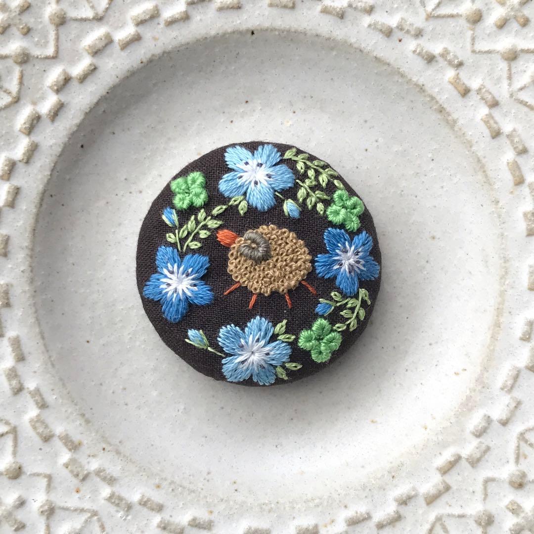 みるく　刺繍ブローチ　ハンドメイド