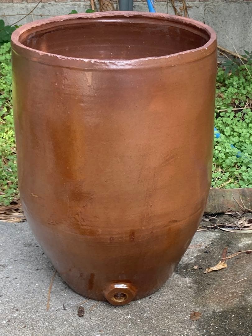 大型 水瓶 。メダカ鉢 。ビオトープ 。睡蓮鉢 。高さ44センチ。排水穴付き