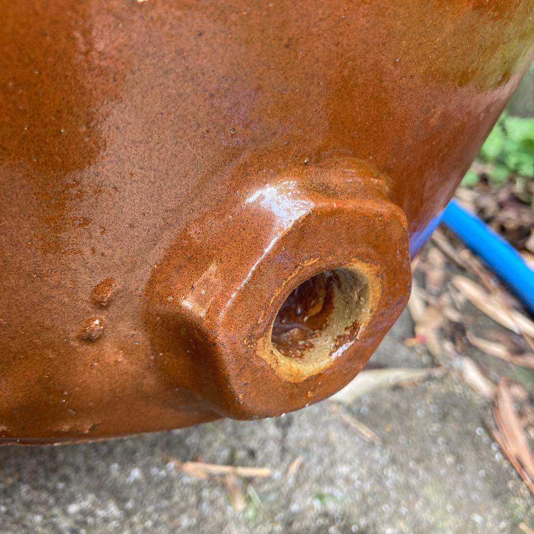 大型 水瓶 。メダカ鉢 。ビオトープ 。睡蓮鉢 。高さ44センチ。排水穴付き