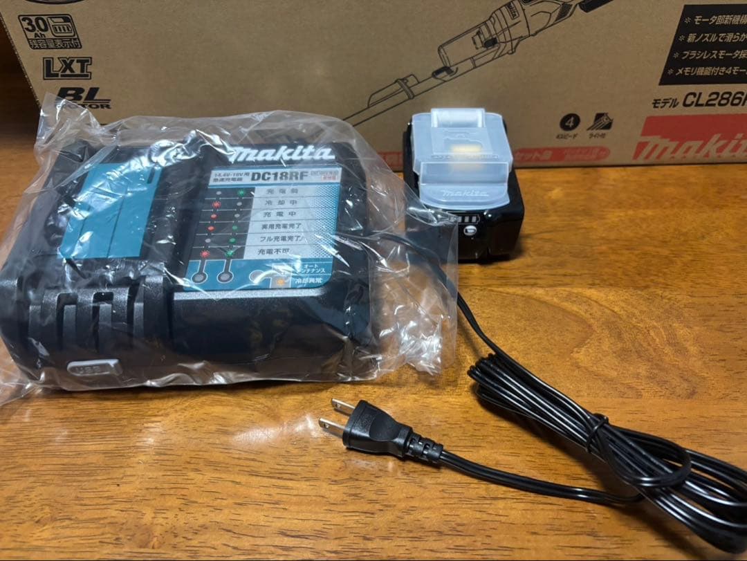 充電式クリーナ　マキタ　白　CL286FDRFW