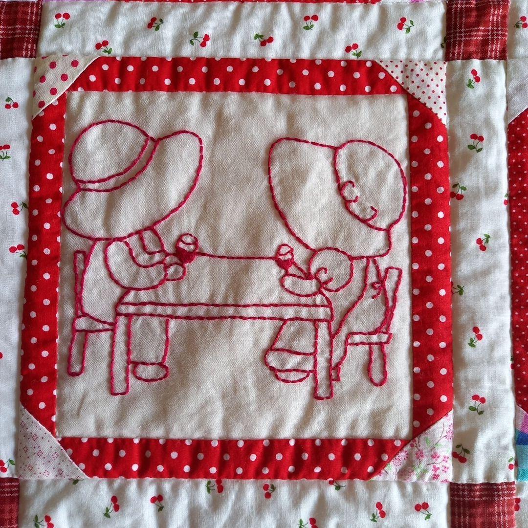 パッチワークキルトタペストリー 　　【 スーちゃん 刺繍 】