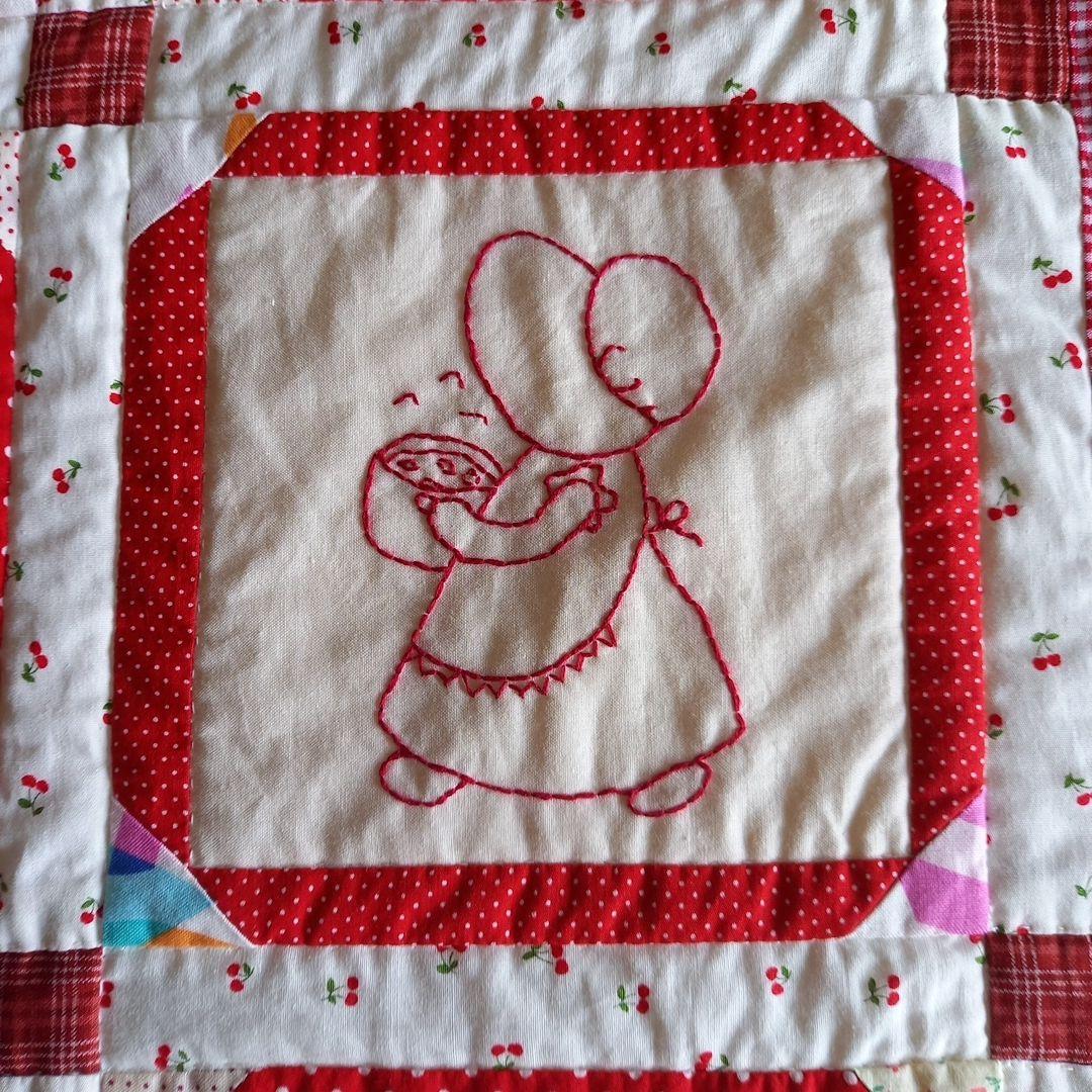 パッチワークキルトタペストリー 　　【 スーちゃん 刺繍 】