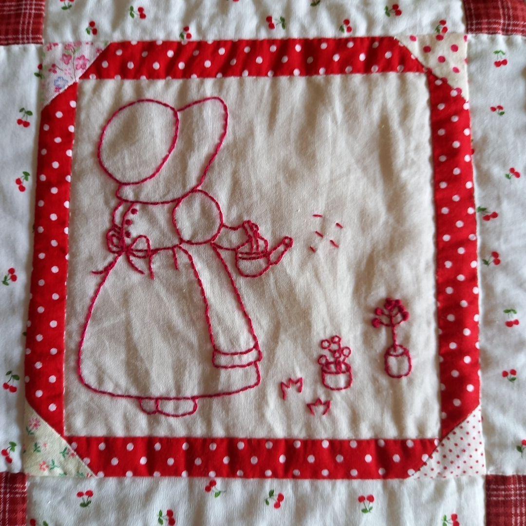 パッチワークキルトタペストリー 　　【 スーちゃん 刺繍 】