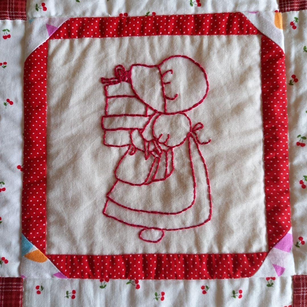 パッチワークキルトタペストリー 　　【 スーちゃん 刺繍 】