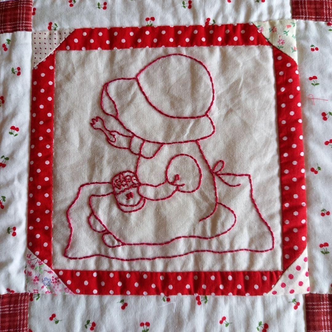 パッチワークキルトタペストリー 　　【 スーちゃん 刺繍 】