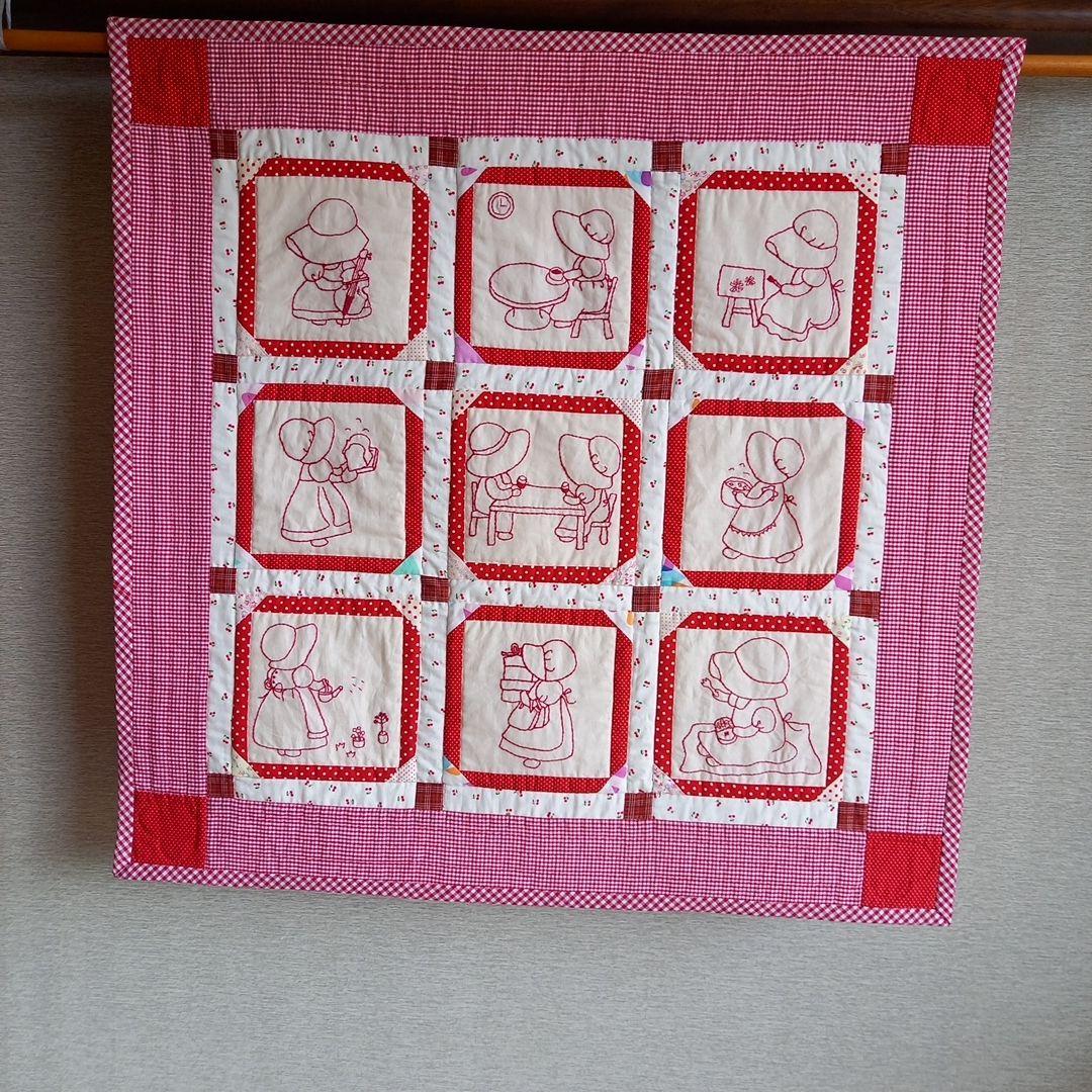 パッチワークキルトタペストリー 　　【 スーちゃん 刺繍 】