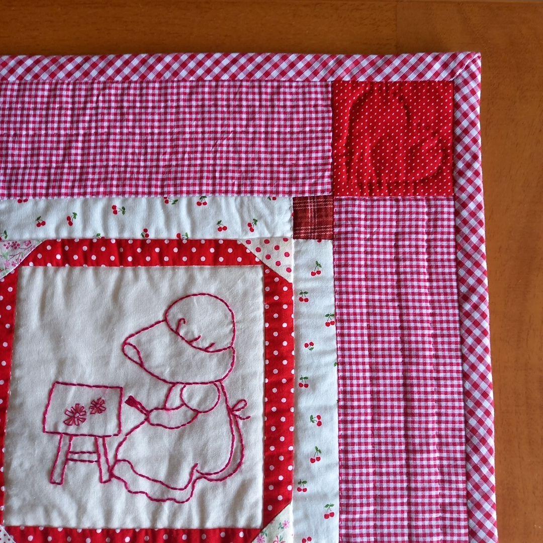 パッチワークキルトタペストリー 　　【 スーちゃん 刺繍 】