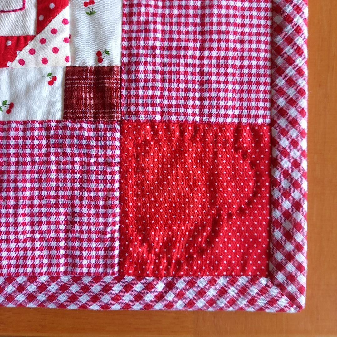 パッチワークキルトタペストリー 　　【 スーちゃん 刺繍 】