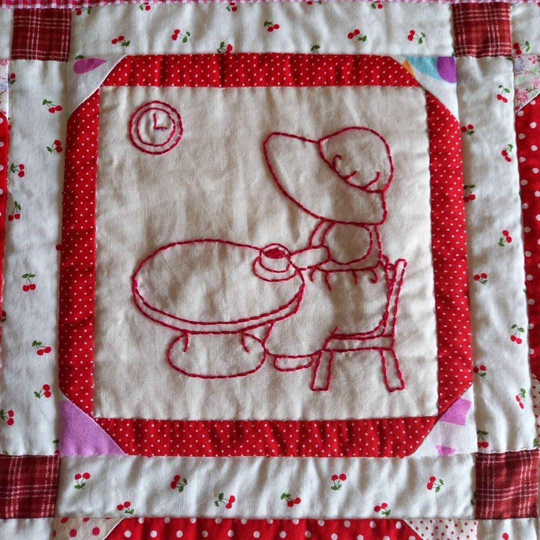 パッチワークキルトタペストリー 　　【 スーちゃん 刺繍 】