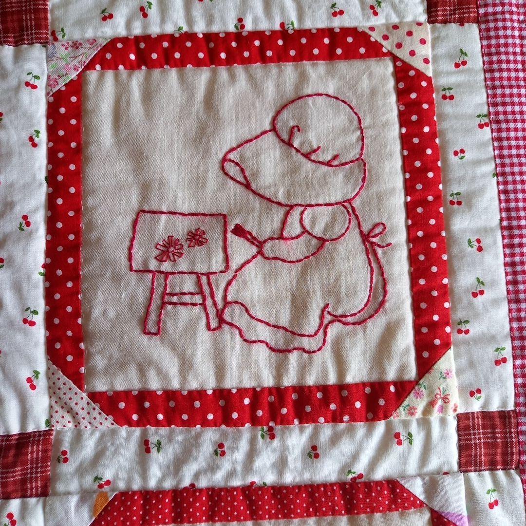 パッチワークキルトタペストリー 　　【 スーちゃん 刺繍 】