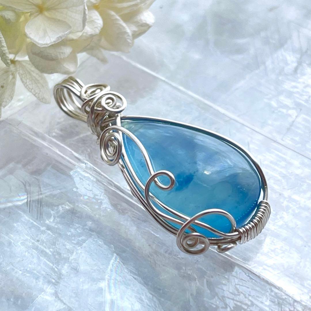 アクアマリン　ワイヤーラッピングペンダントトップ