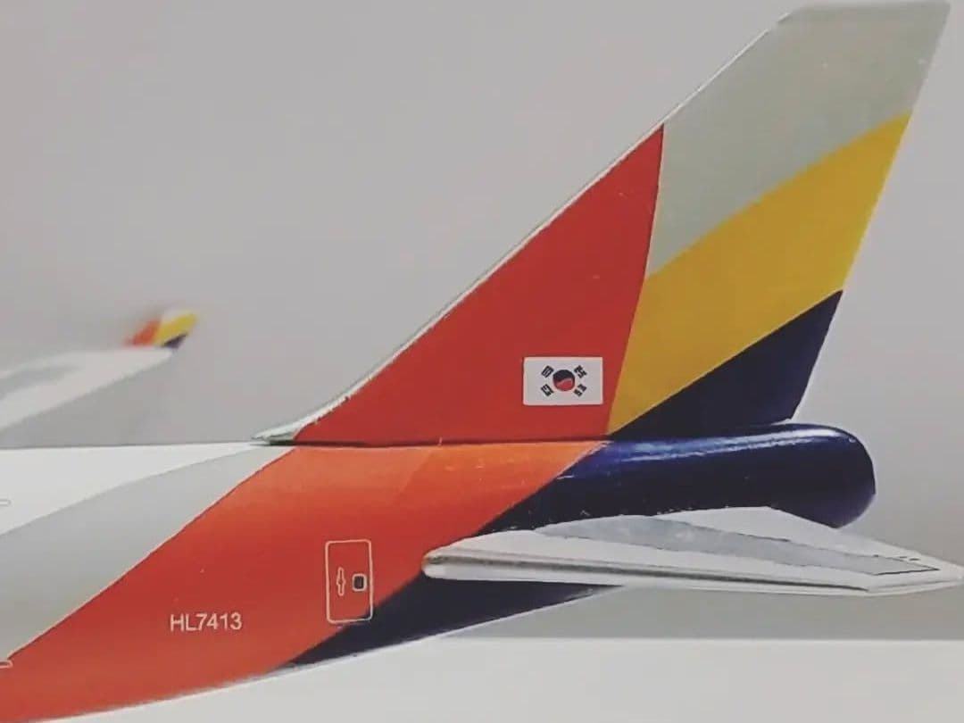 アシアナ CARGO 747-4F UNICEFロゴ付き　1/400