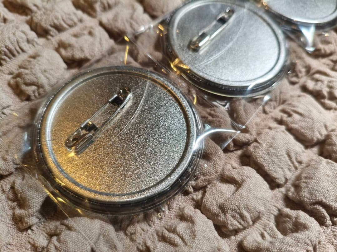 【説明文必須‼️】 カラフルピーチ　うり　メタル缶バッジ　メタ缶　缶バッジ