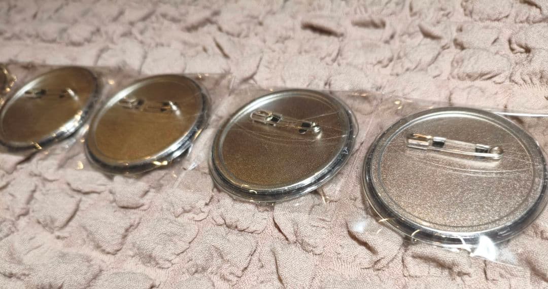 【説明文必須‼️】 カラフルピーチ　うり　メタル缶バッジ　メタ缶　缶バッジ