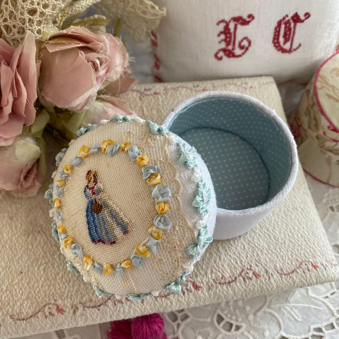 ご確認用です。 プチポヮン刺繍飾りの円形 カルトナージュ