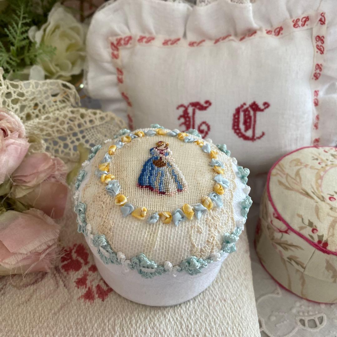 ご確認用です。 プチポヮン刺繍飾りの円形 カルトナージュ