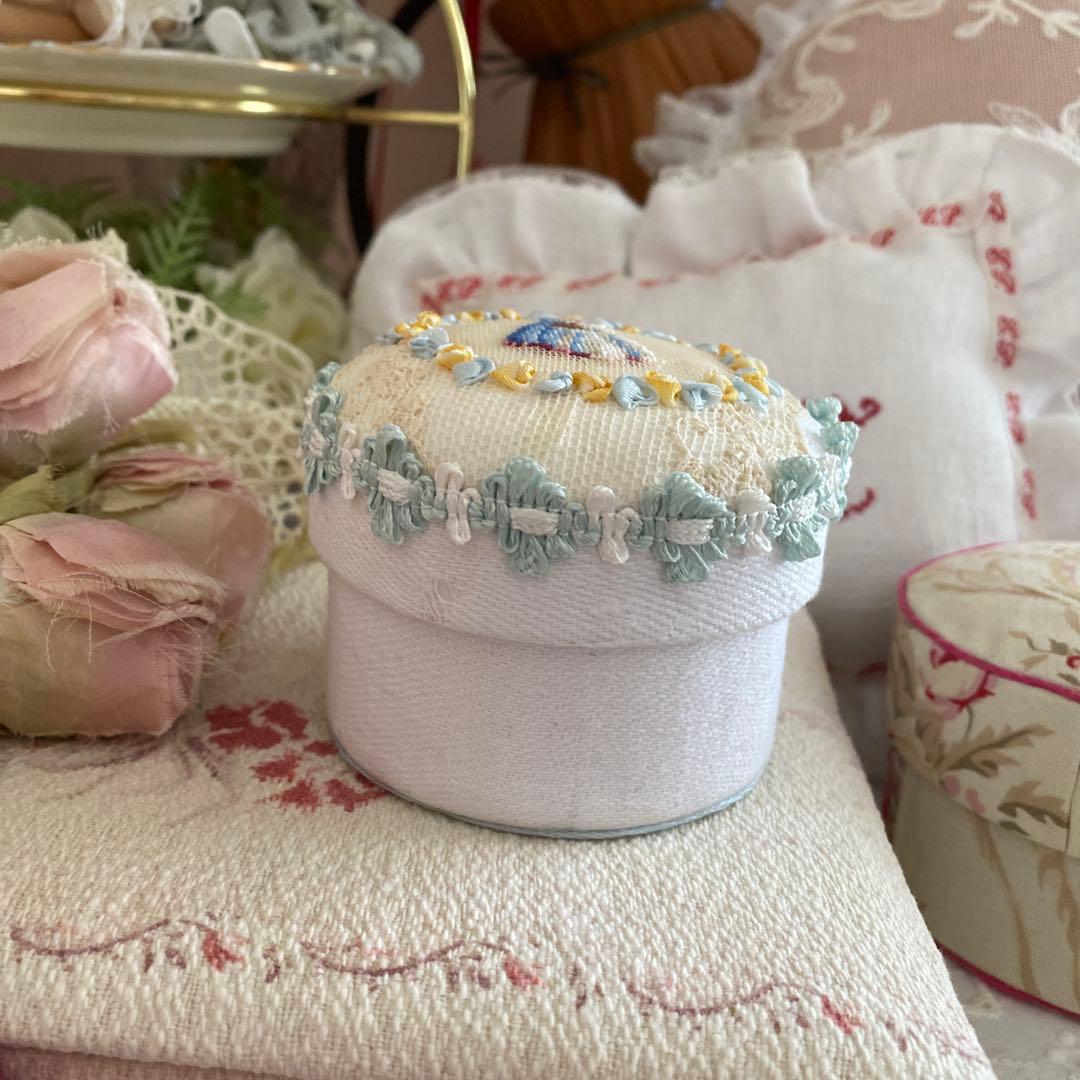 ご確認用です。 プチポヮン刺繍飾りの円形 カルトナージュ