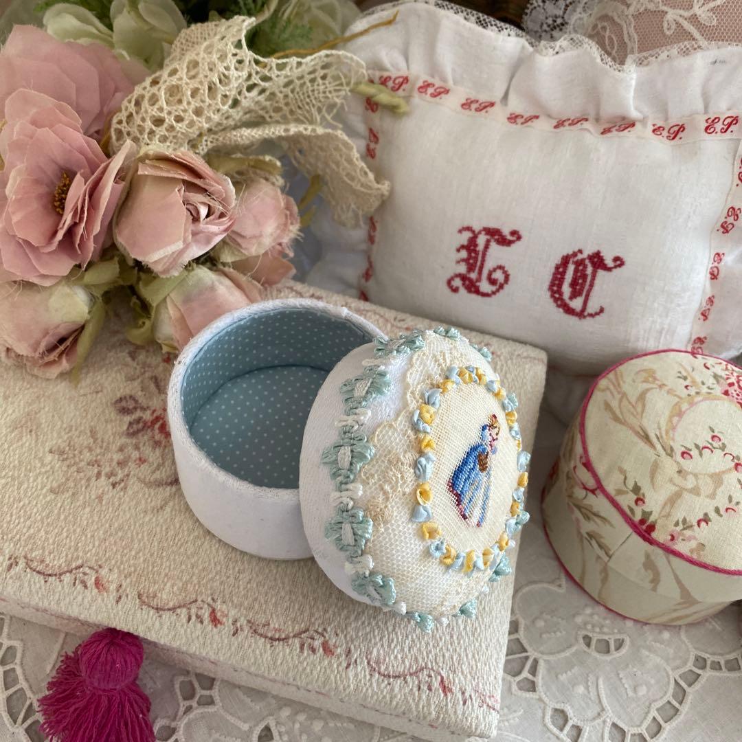 ご確認用です。 プチポヮン刺繍飾りの円形 カルトナージュ