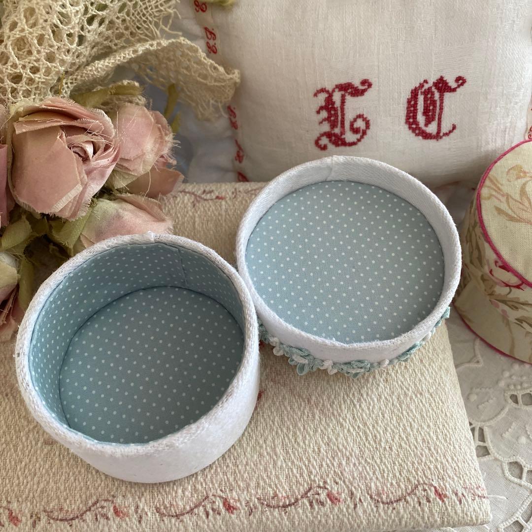 ご確認用です。 プチポヮン刺繍飾りの円形 カルトナージュ