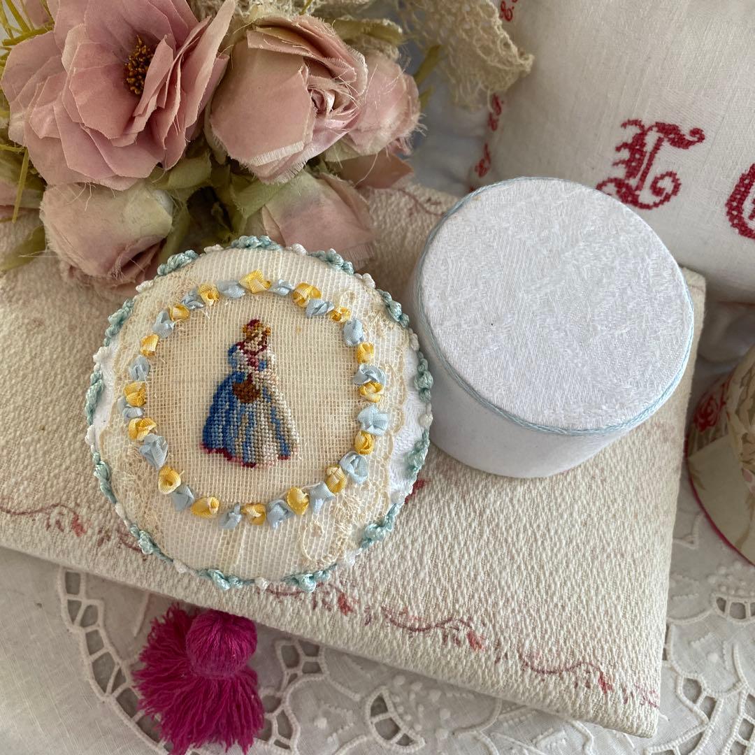 ご確認用です。 プチポヮン刺繍飾りの円形 カルトナージュ
