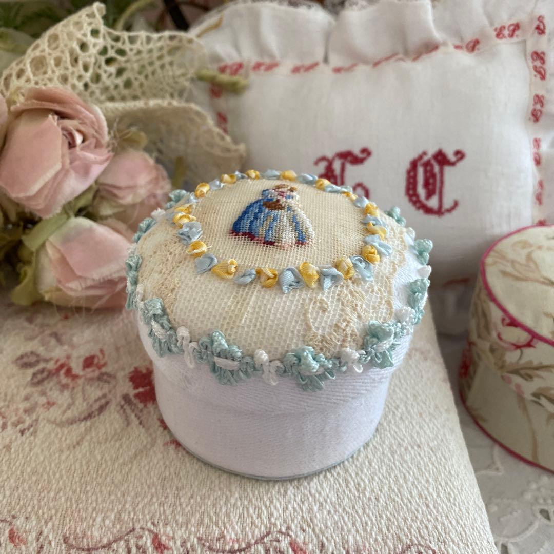 ご確認用です。 プチポヮン刺繍飾りの円形 カルトナージュ