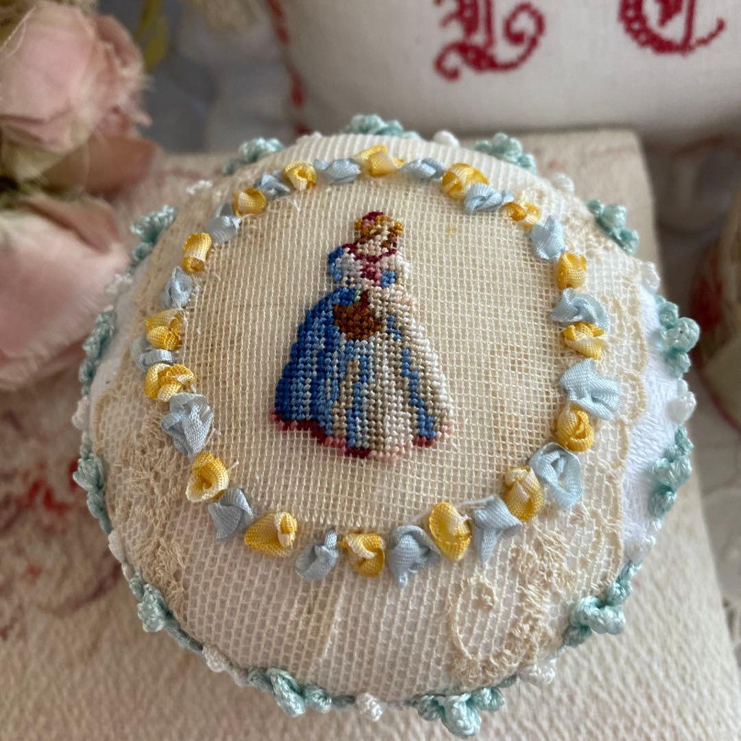 ご確認用です。 プチポヮン刺繍飾りの円形 カルトナージュ