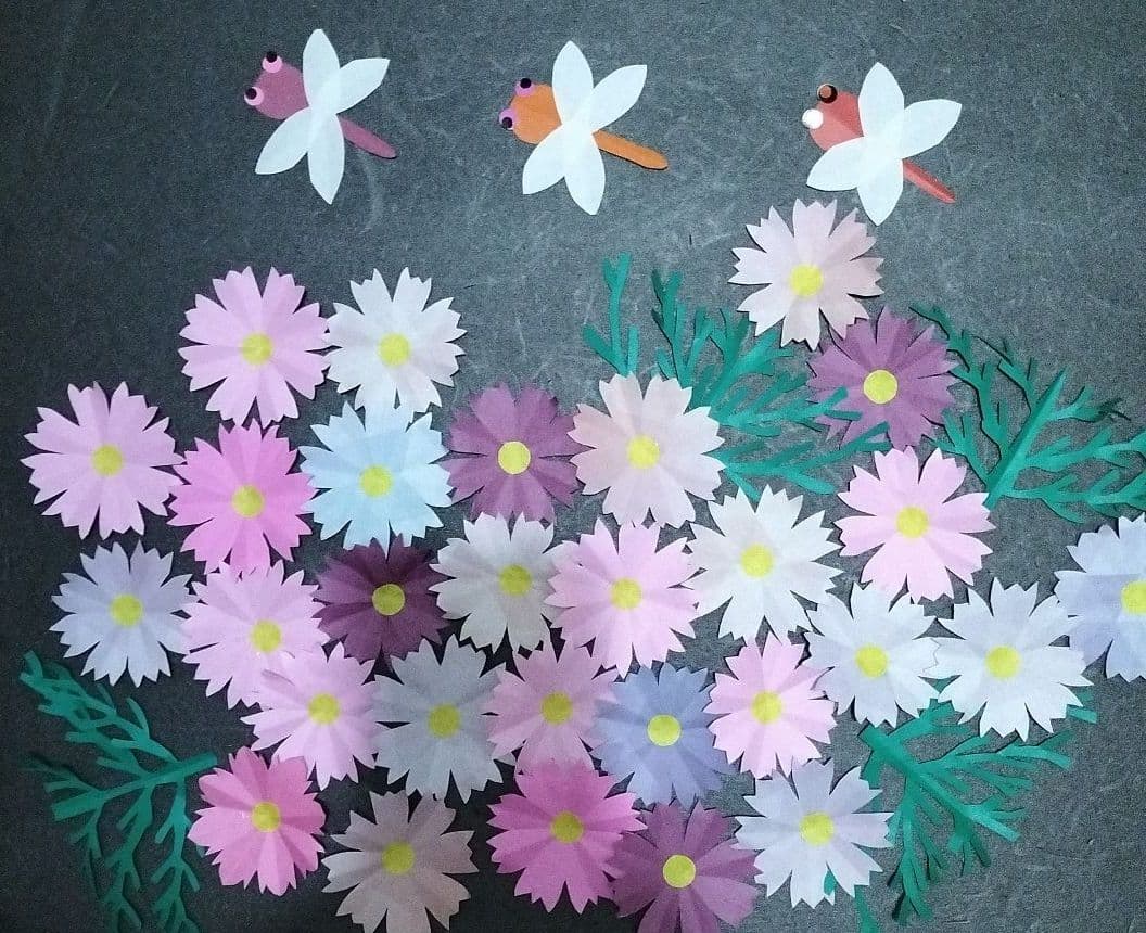 【お値下げ中】折り紙　秋壁面　切り紙コスモスと創作トンボ