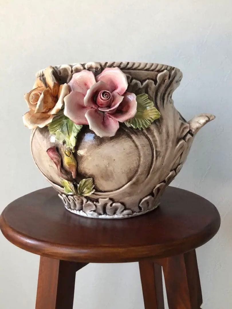 イタリア陶器 花瓶 花の装飾付き