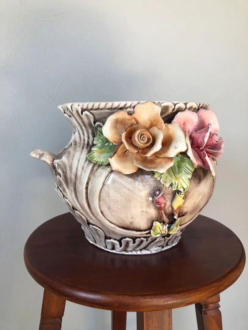 イタリア陶器 花瓶 花の装飾付き