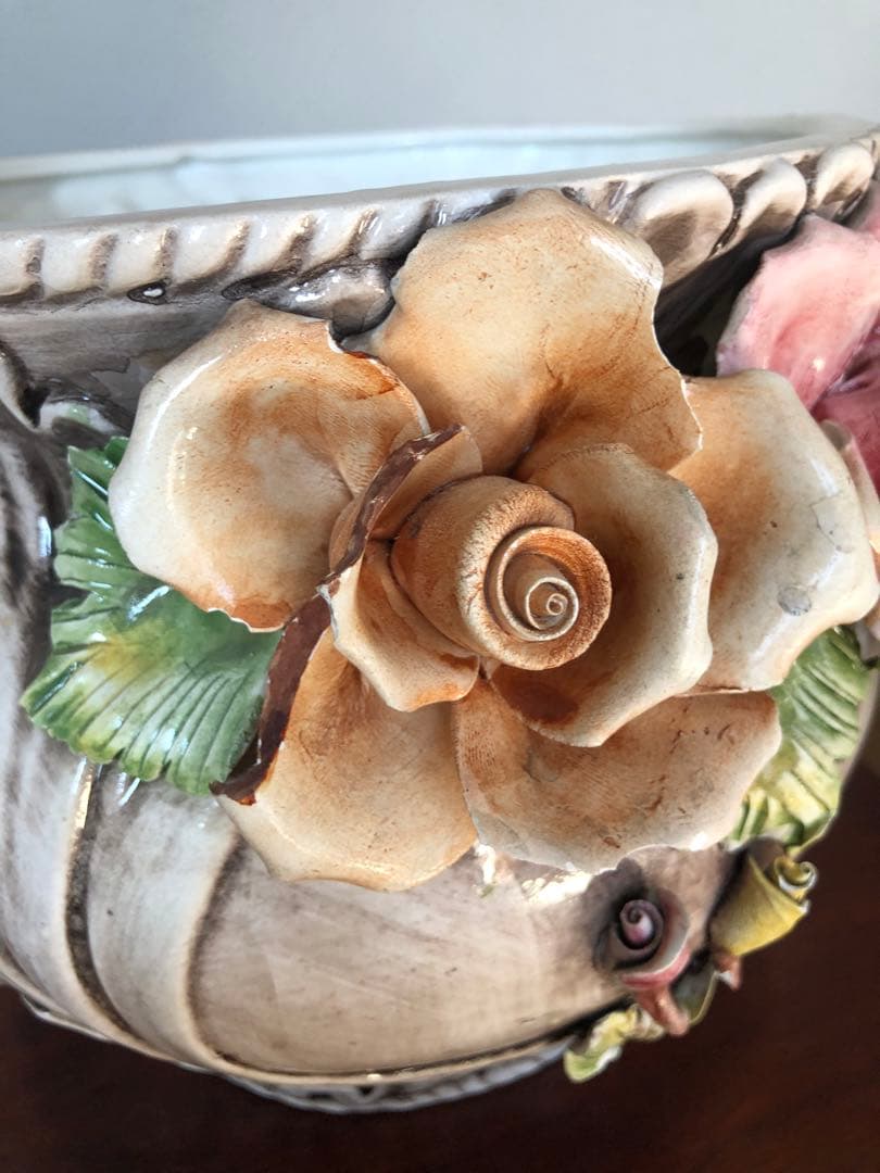 イタリア陶器 花瓶 花の装飾付き