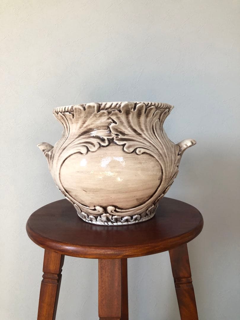 イタリア陶器 花瓶 花の装飾付き