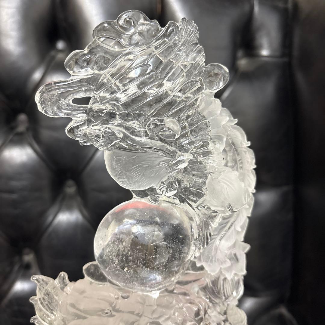 水晶　ドラゴン彫刻 木製台座付き
