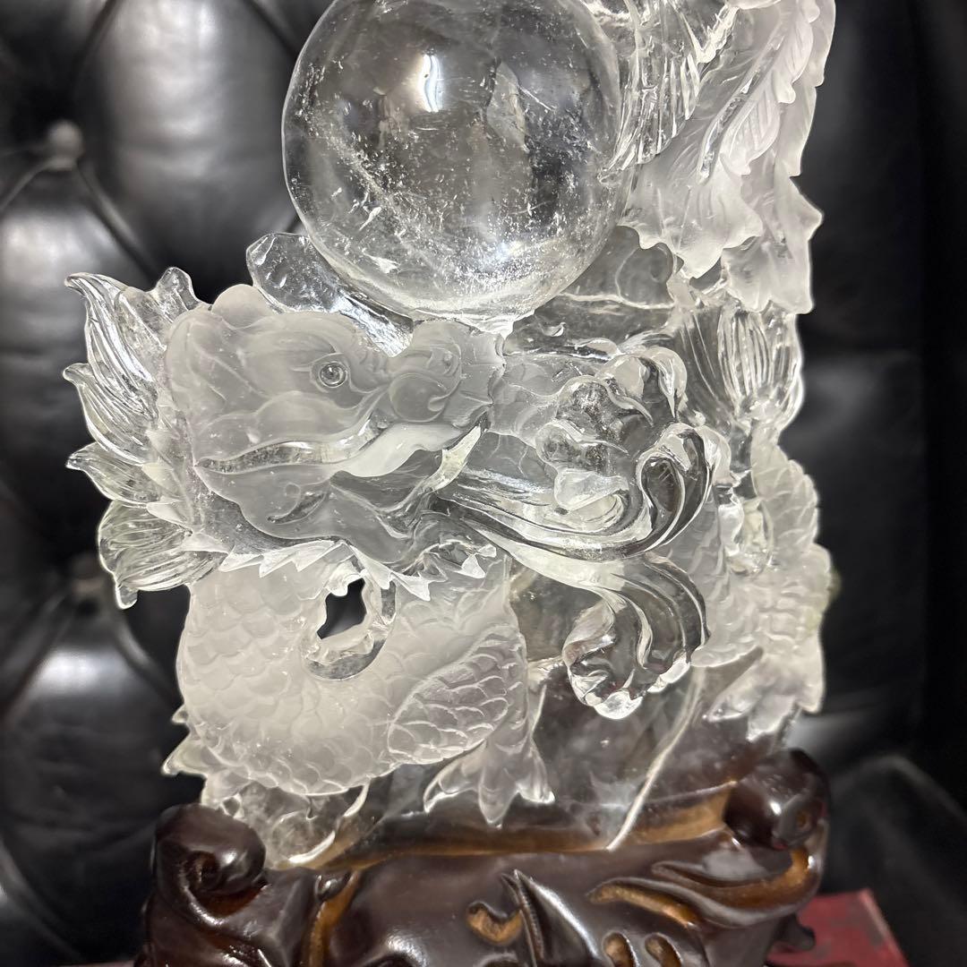 水晶　ドラゴン彫刻 木製台座付き