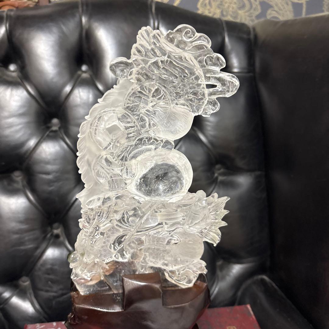水晶　ドラゴン彫刻 木製台座付き
