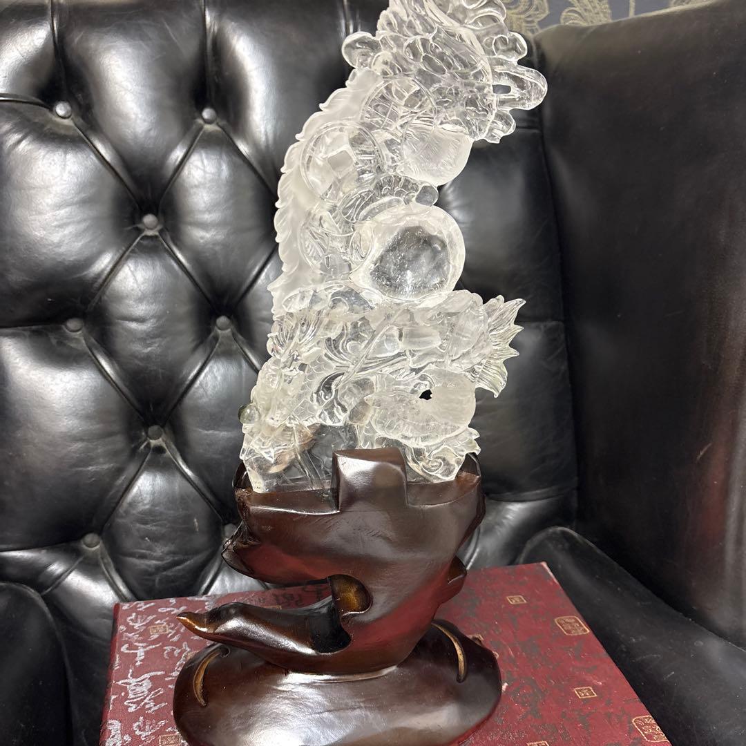水晶　ドラゴン彫刻 木製台座付き