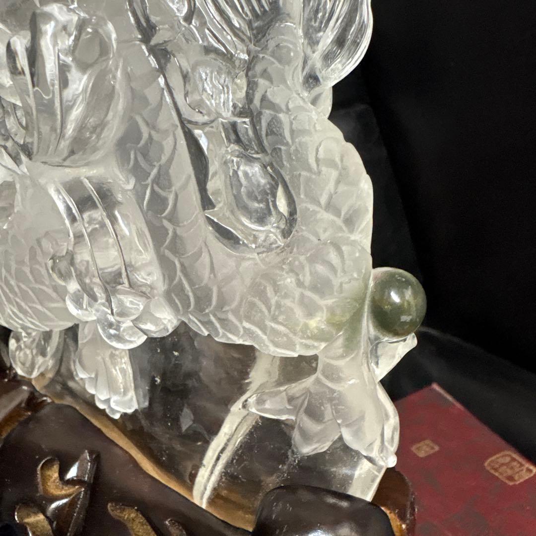 水晶　ドラゴン彫刻 木製台座付き