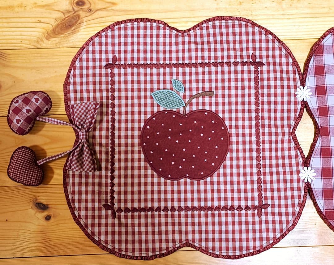 ⭐️アメリカンカントリー雑貨❤️　ෆりんごෆとハート♡ 波波テーブルセンター