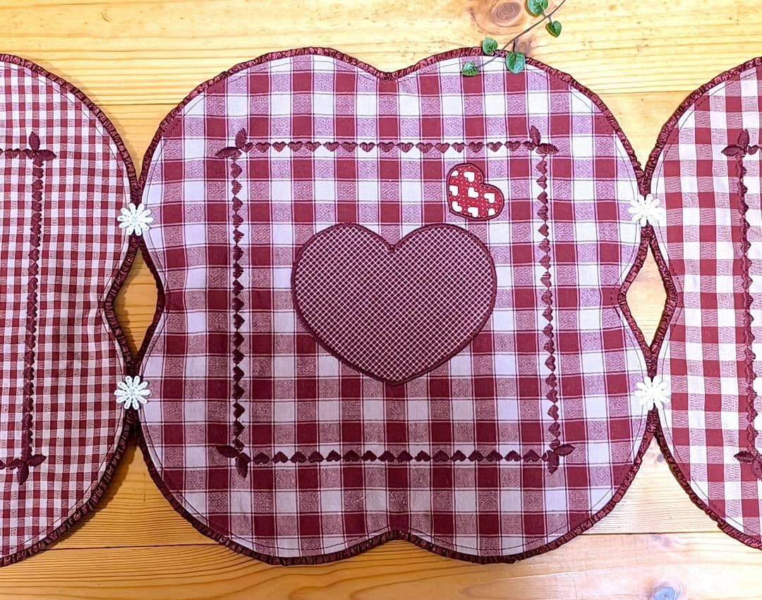 ⭐️アメリカンカントリー雑貨❤️　ෆりんごෆとハート♡ 波波テーブルセンター