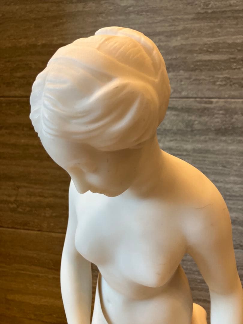 沐浴する女性 石膏彫刻 約60cm