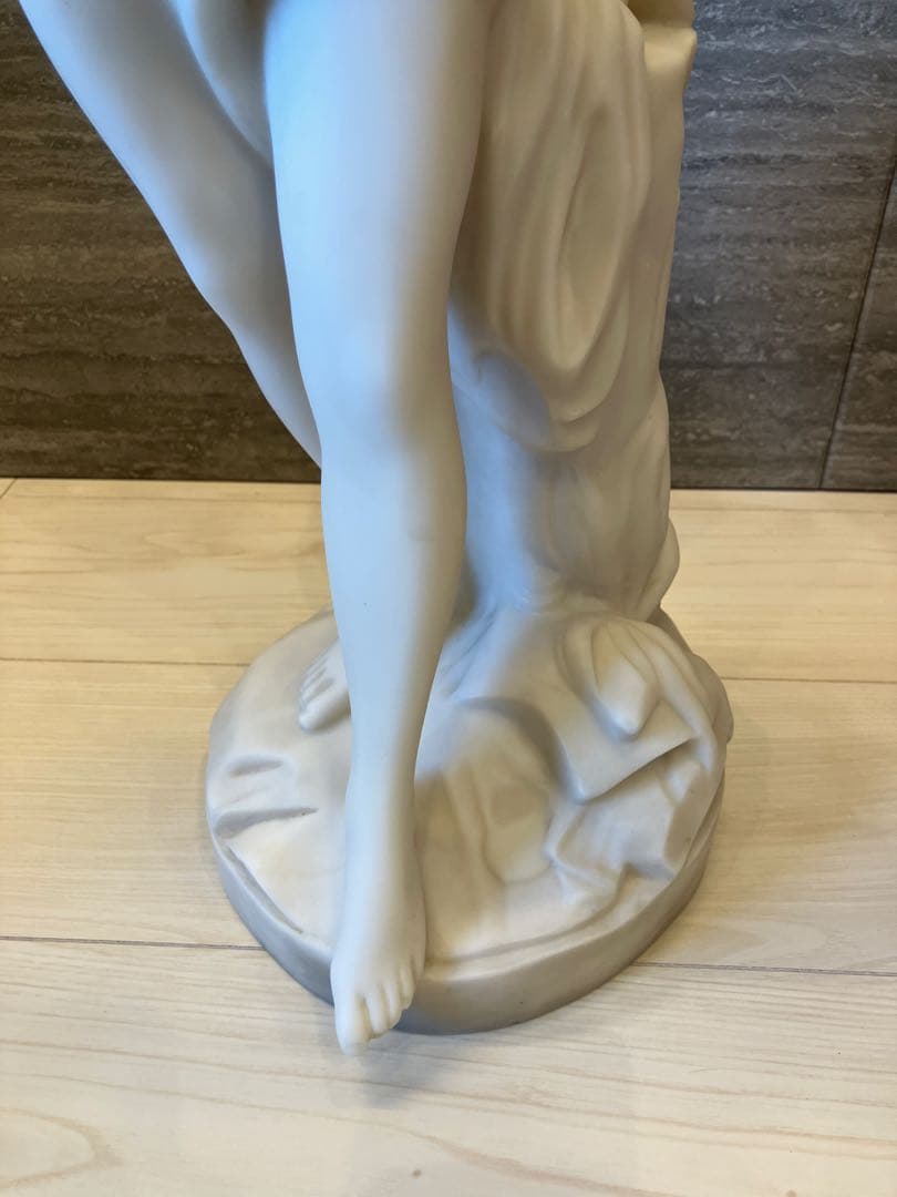 沐浴する女性 石膏彫刻 約60cm