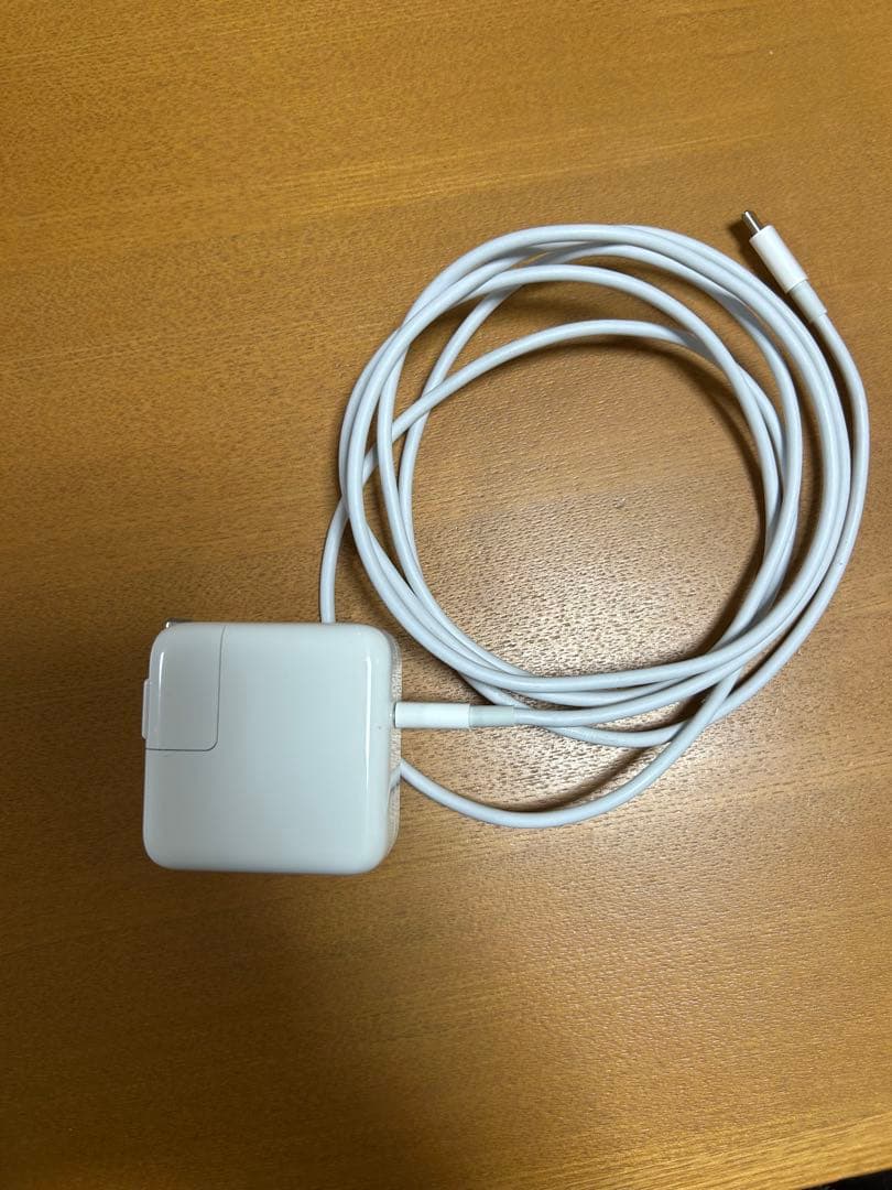 Apple MacBook Air M1 2020(13インチ)、箱と充電器付き