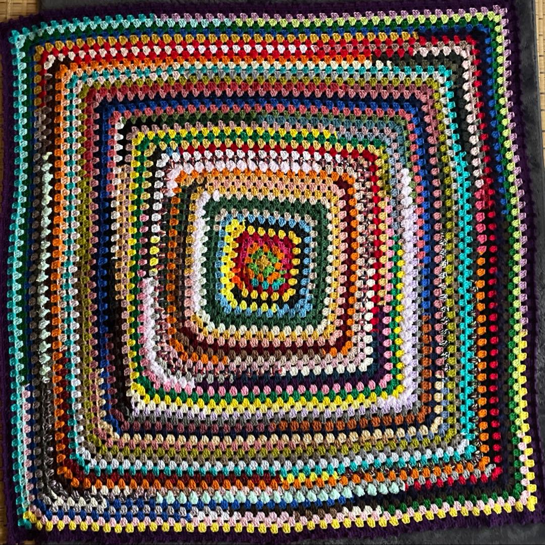 かぎ針編みグラニースクエアのマルチカバー　こたつカバー　ソファーカバー