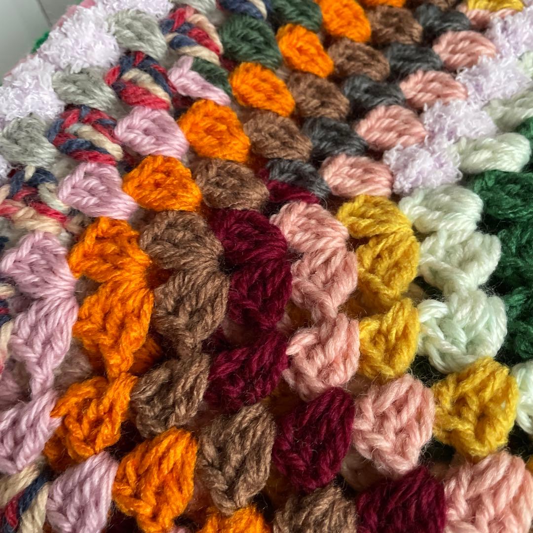 かぎ針編みグラニースクエアのマルチカバー　こたつカバー　ソファーカバー