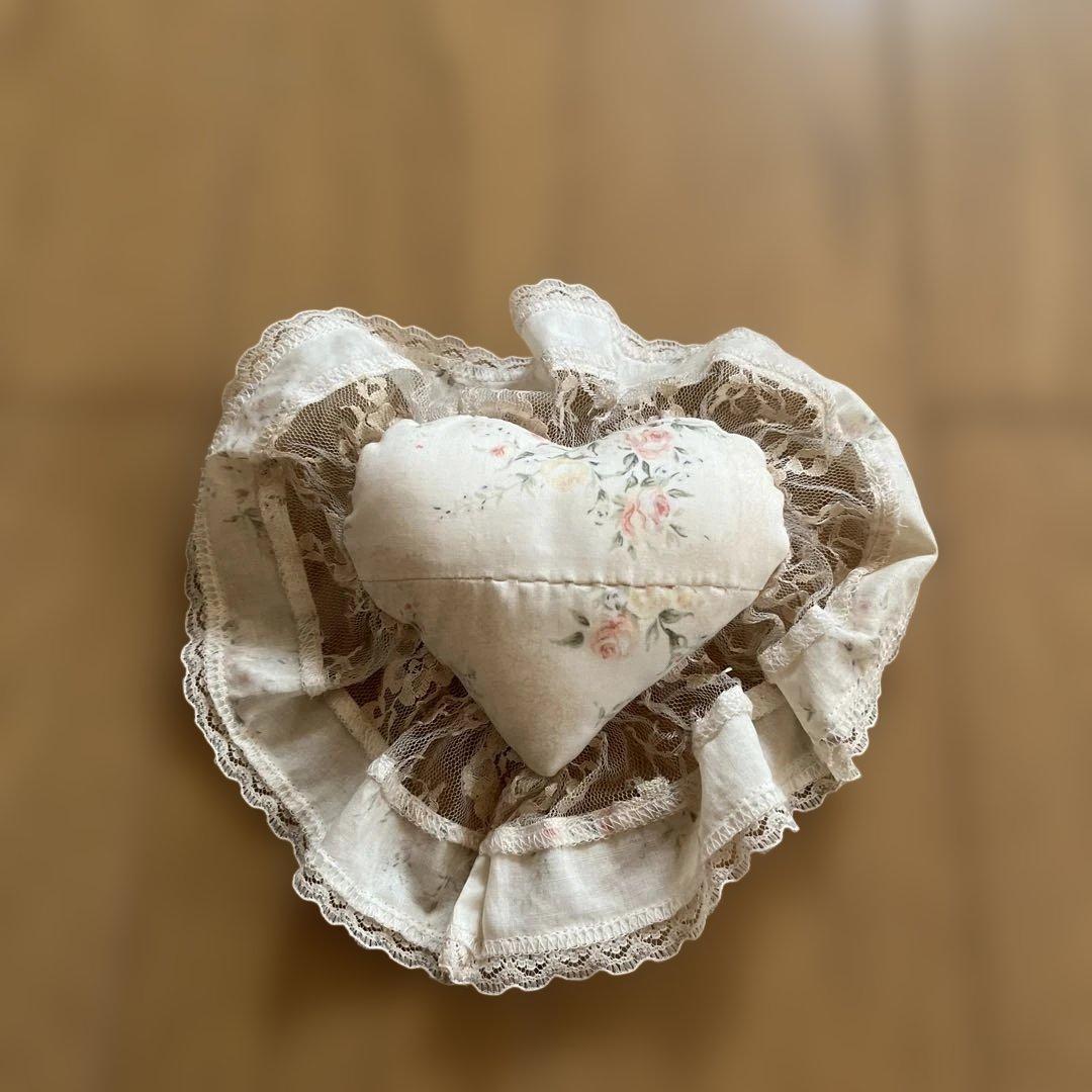 サエラアキアカネハート型クッション付きお人形セット