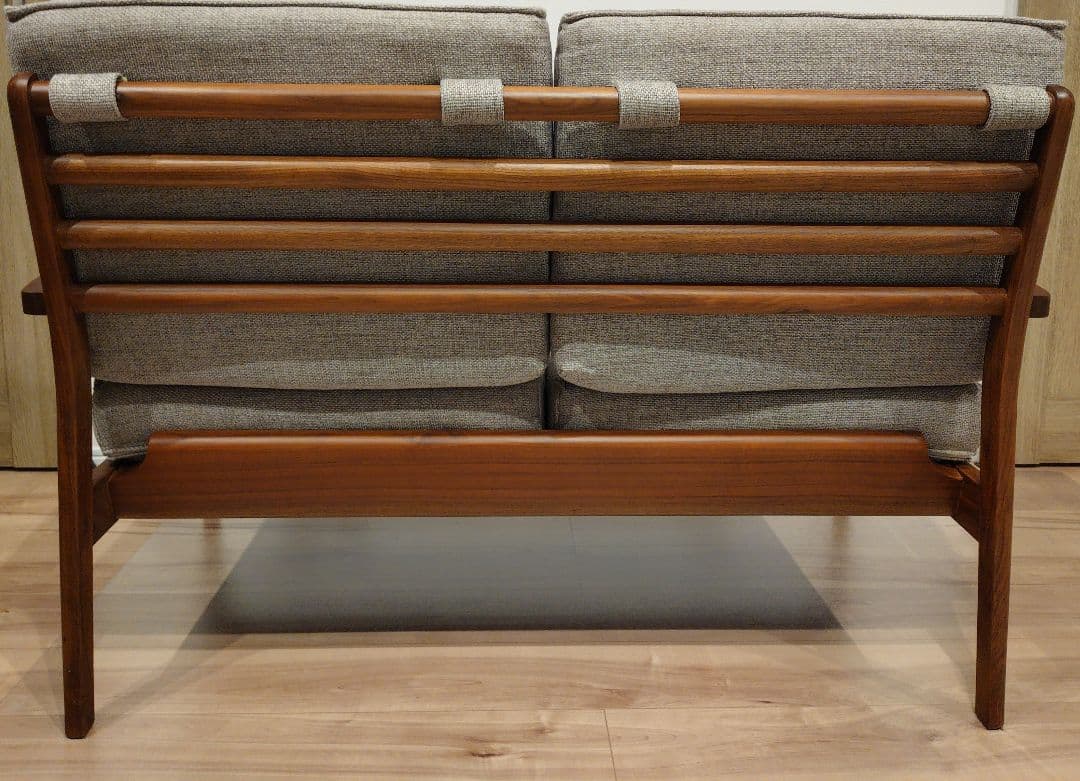 Y〜〜Y　IDC大塚家具　ソファ「シネマN2」　 ウォールナット材