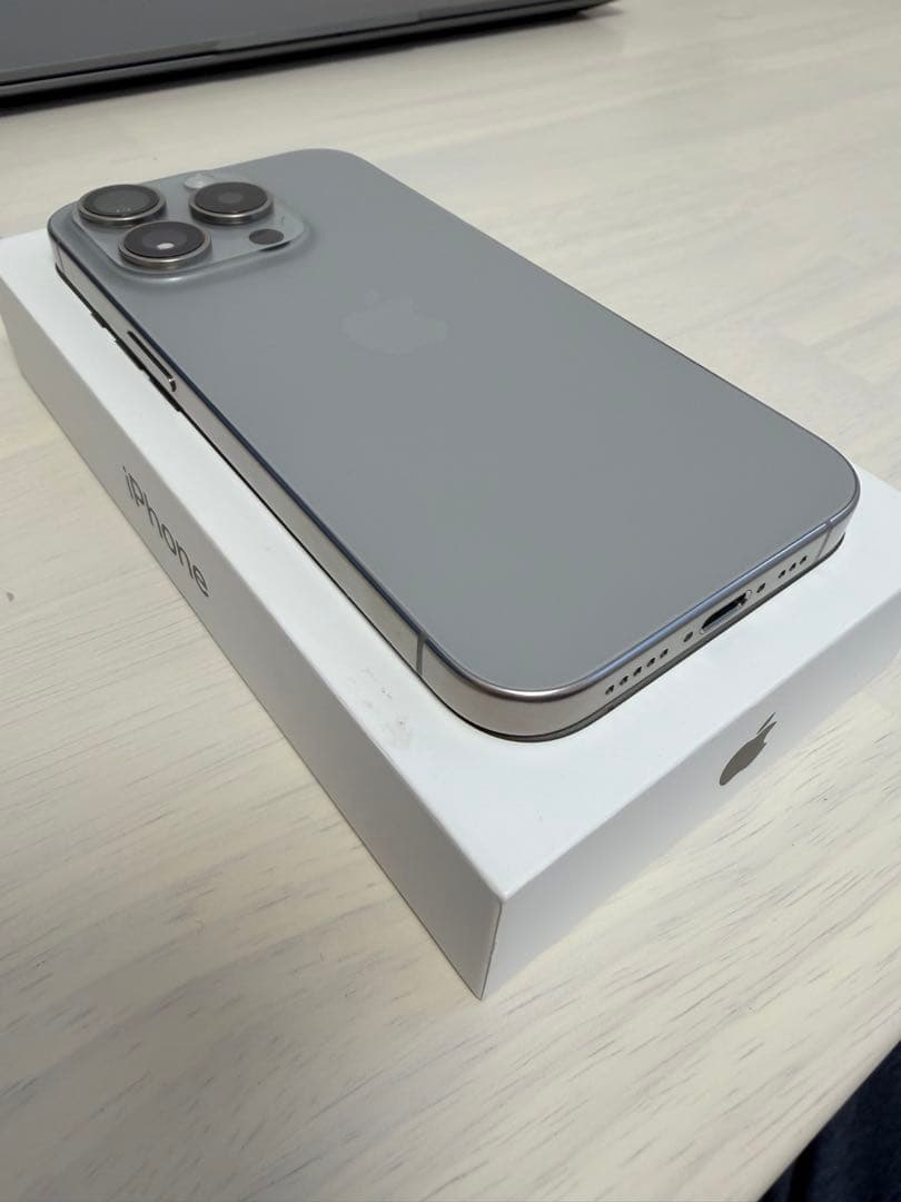 【海外版美品】iPhone 15 Pro 256GB ナチュラルチタニウム