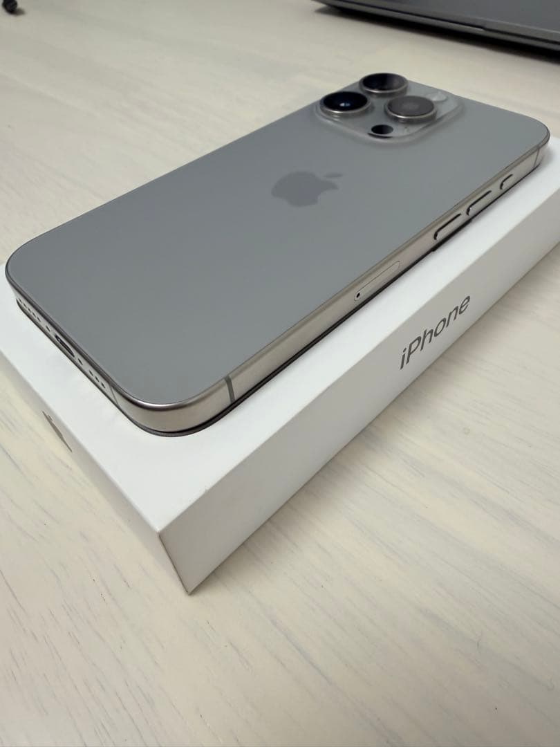 【海外版美品】iPhone 15 Pro 256GB ナチュラルチタニウム